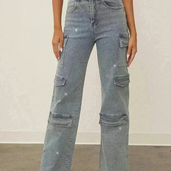 Medium Wash Curvy Women's Flap Pocket Side Cargo Mid Ride Jeans - Picture 4 of 6